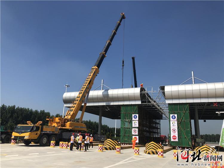8月15日上午,唐廊高速冀津界丰南主线收费站开始拆除改造
